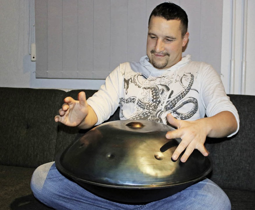 Simon Scherble ist Schlagzeuger und ha... kann, die im Handumdrehen entspannen.  | Foto: Martha Weishaar