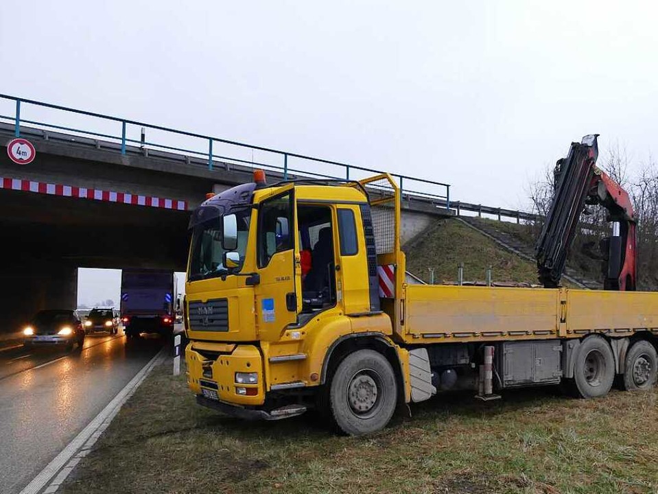 Der Lastwagen mit Kranaufsatz steckte unter der Brücke fest.  | Foto: Susanne Müller