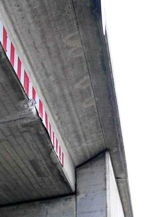 Die Autobahnbrcke wurde beschdigt.  | Foto: Susanne Mller