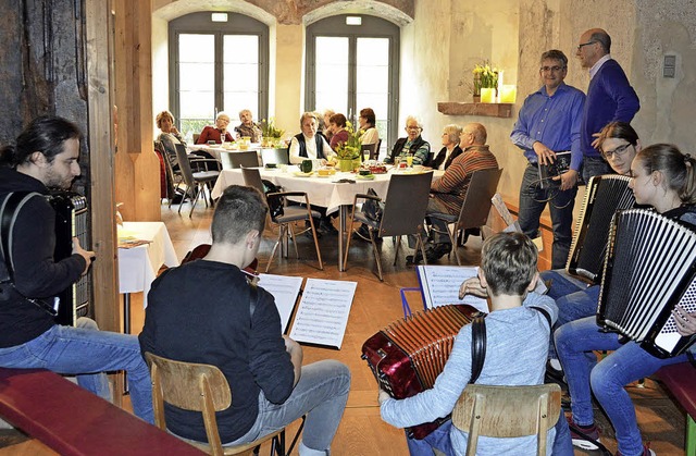 Das Jugendensemble des Akkordeon-Clubs...Jahnke (von rechts) beteiligt waren.    | Foto: Gerhard Lck
