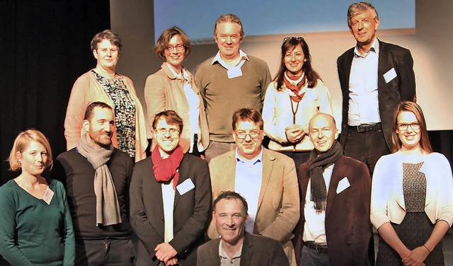 Die Lenkungsgruppe mit ihren Organisat...rechts) und Frank Leichsenring (vorne)  | Foto: Lenkungsgruppe