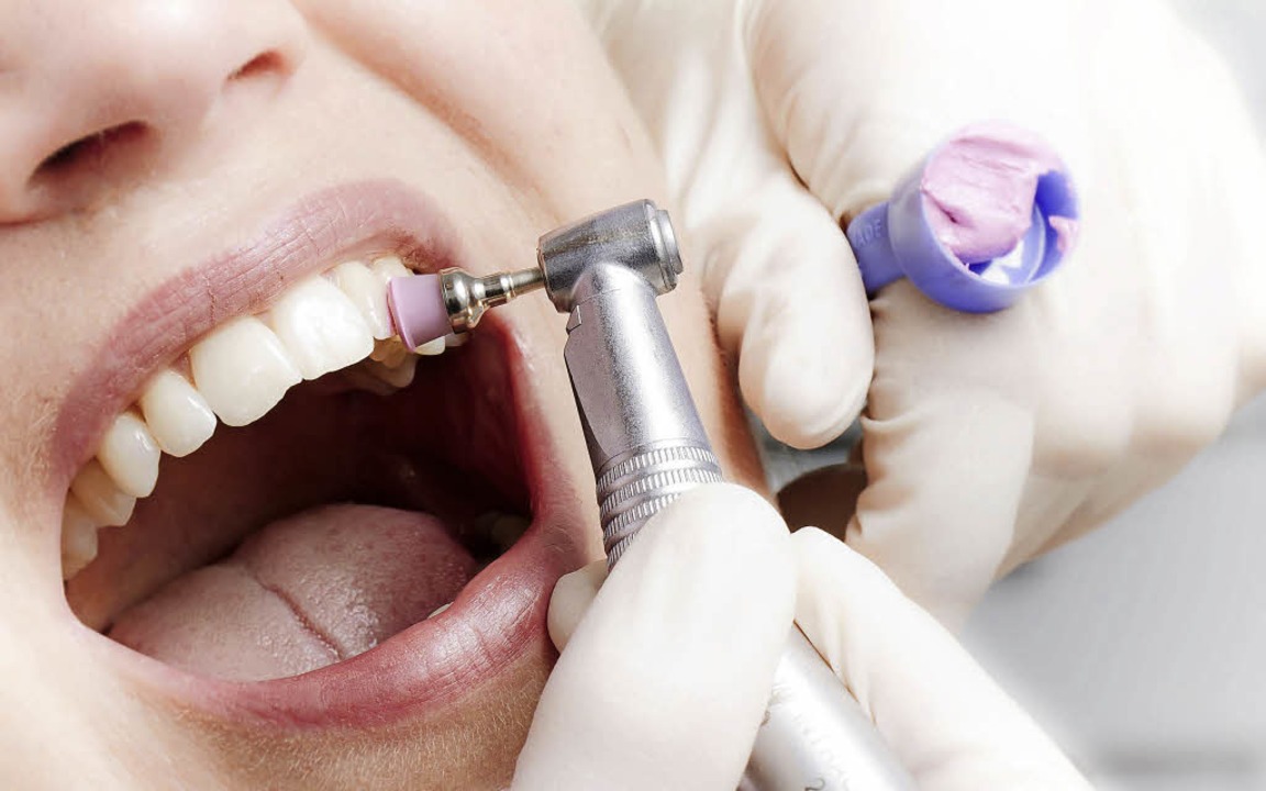 Bei einer professionellen Zahnreinigung werden Belge grndlich entfernt.   | Foto: Pro Dente
