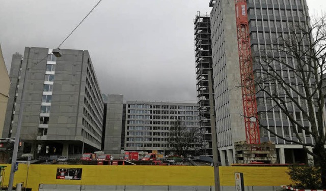 Die Modernisierung des Basler Syngenta...n Geigy-Hochhauses (rechts) begonnen.   | Foto: Baas