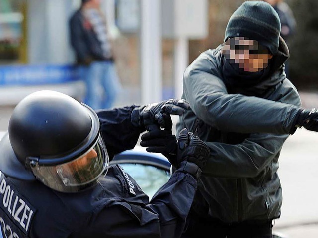Archivbild: Ein gewaltttiger Demonstr...011 in Lbeck einen Polizisten nieder.  | Foto: dpa