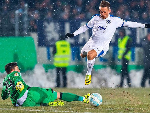 Kevin Freiberger (rechts) lsst  Lwen...igen und erzielt das  2:0 fr Lotte.    | Foto: dpa