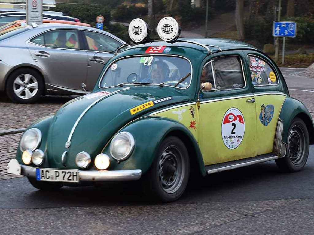 Die Oldtimerrallye nach Monte Carlo fhrte ber die alte Rheinbrcke von Rheinfelden auf die Schweizer Seite. Einige Fans lieen sich die alten Schmuckstcke nicht entgehen.