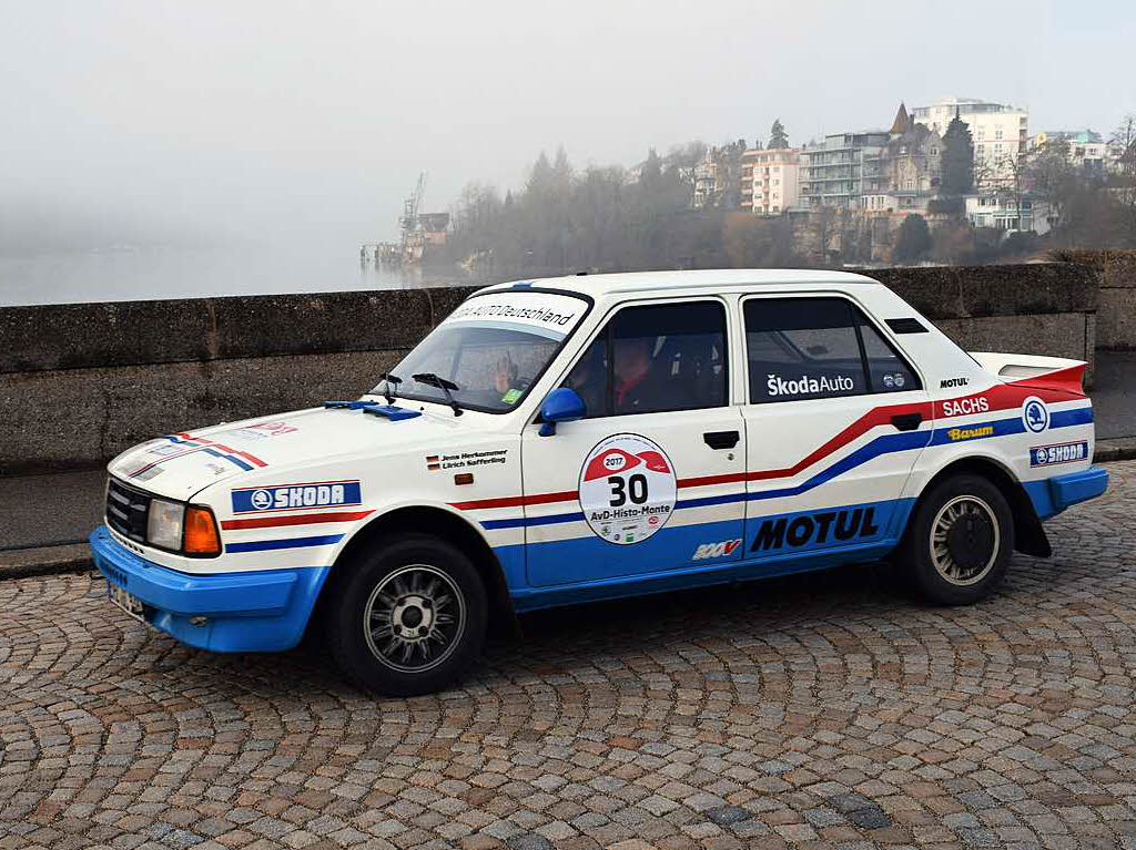 Die Oldtimerrallye nach Monte Carlo fhrte ber die alte Rheinbrcke von Rheinfelden auf die Schweizer Seite. Einige Fans lieen sich die alten Schmuckstcke nicht entgehen.