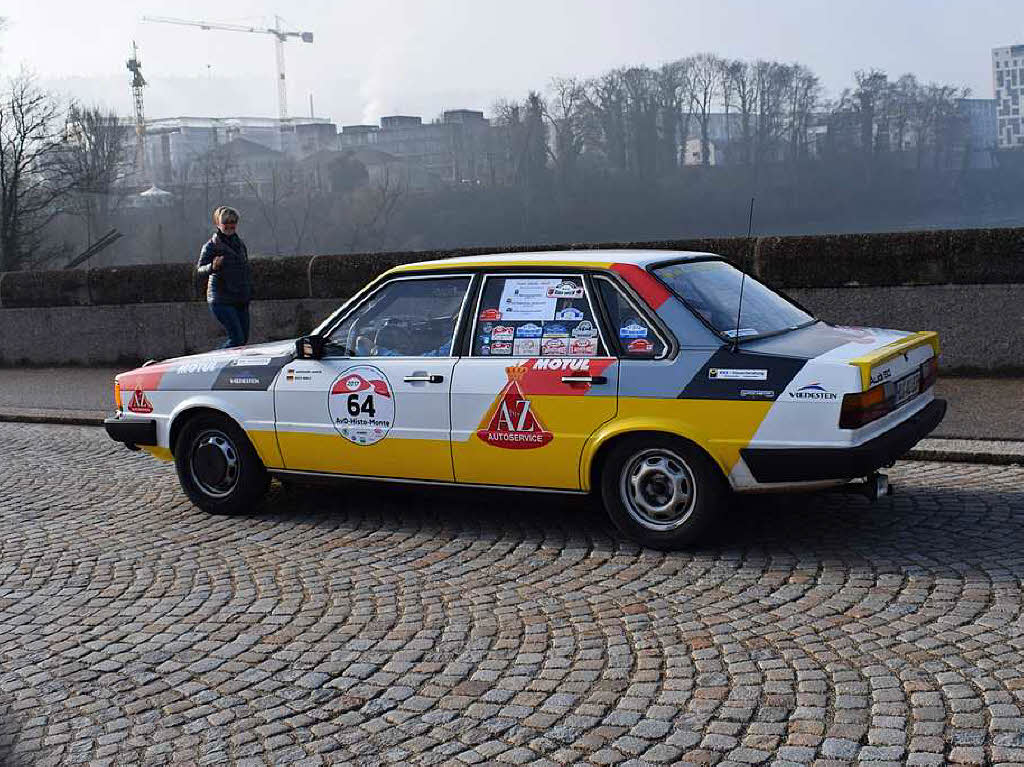 Die Oldtimerrallye nach Monte Carlo fhrte ber die alte Rheinbrcke von Rheinfelden auf die Schweizer Seite. Einige Fans lieen sich die alten Schmuckstcke nicht entgehen.