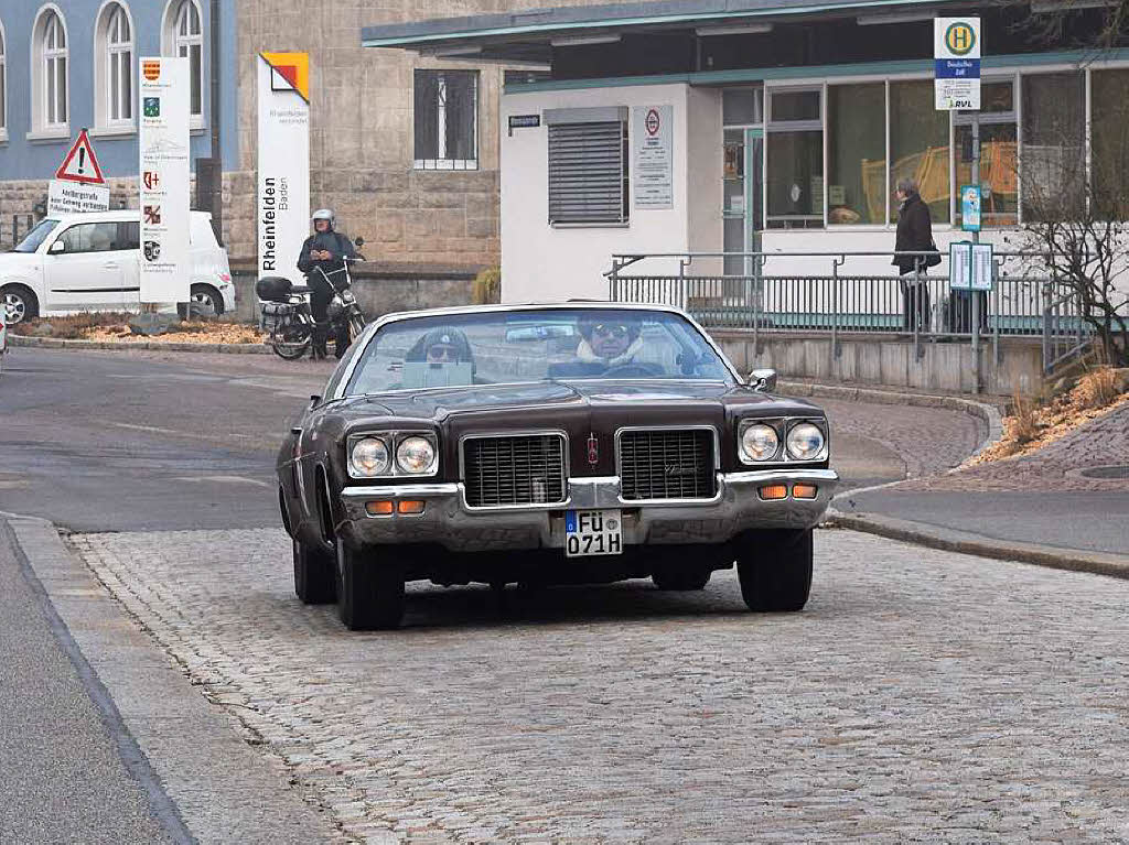 Die Oldtimerrallye nach Monte Carlo fhrte ber die alte Rheinbrcke von Rheinfelden auf die Schweizer Seite. Einige Fans lieen sich die alten Schmuckstcke nicht entgehen.