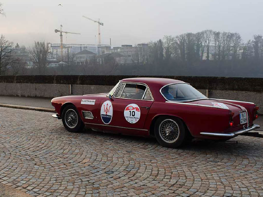 Die Oldtimerrallye nach Monte Carlo fhrte ber die alte Rheinbrcke von Rheinfelden auf die Schweizer Seite. Einige Fans lieen sich die alten Schmuckstcke nicht entgehen.