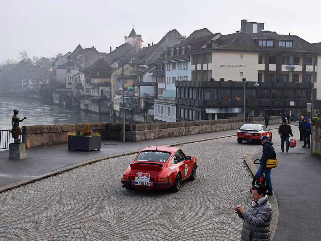 Die Oldtimerrallye nach Monte Carlo fhrte ber die alte Rheinbrcke von Rheinfelden auf die Schweizer Seite. Einige Fans lieen sich die alten Schmuckstcke nicht entgehen.