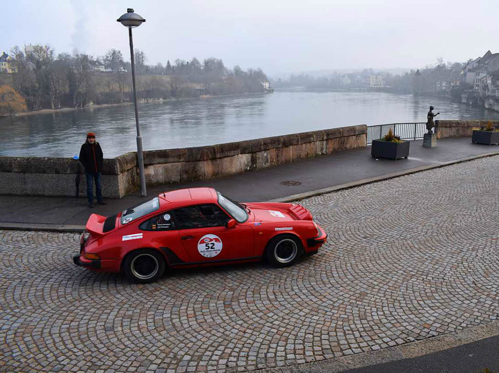 Die Oldtimerrallye nach Monte Carlo fhrte ber die alte Rheinbrcke von Rheinfelden auf die Schweizer Seite. Einige Fans lieen sich die alten Schmuckstcke nicht entgehen.