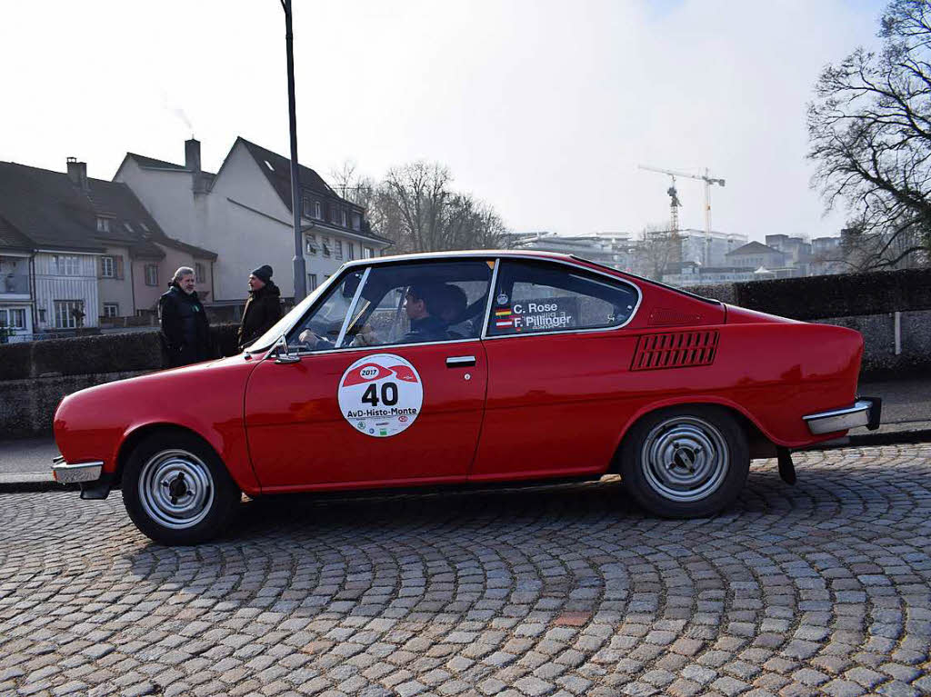 Die Oldtimerrallye nach Monte Carlo fhrte ber die alte Rheinbrcke von Rheinfelden auf die Schweizer Seite. Einige Fans lieen sich die alten Schmuckstcke nicht entgehen.