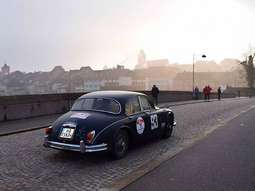 Die Oldtimerrallye nach Monte Carlo fhrte ber die alte Rheinbrcke von Rheinfelden auf die Schweizer Seite. Einige Fans lieen sich die alten Schmuckstcke nicht entgehen.