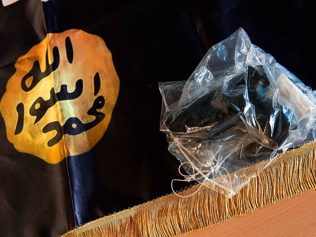 Beschlagnahmte Waffen liegen whrend e...izei in Gttingen auf einer IS-Flagge.  | Foto: dpa