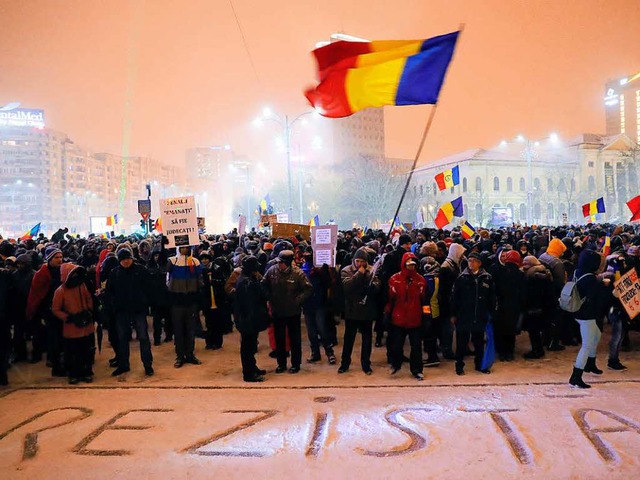 In Bukarest gibt es massive Proteste g...geplante Strafminderung fr Korruption  | Foto: dpa