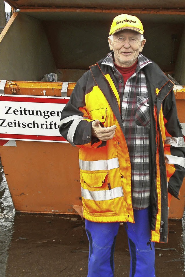 Mann der ersten Sunde auf den Recyclinghof in Endingen: Karlheinz Rosenfeldt.  | Foto: Anne Marie Bastuck