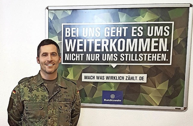 Oberleutnant Markus Bayer im Karriereb...ro der Bundeswehr in Donaueschingen.   | Foto: Sabine Naiemi