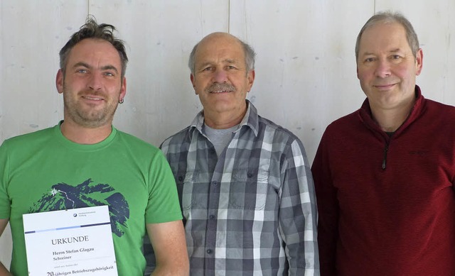 Kurt Dietsche (Mitte), Inhaber von Woh...Glagau (links) und Wolfgang Bndtner.   | Foto: privat