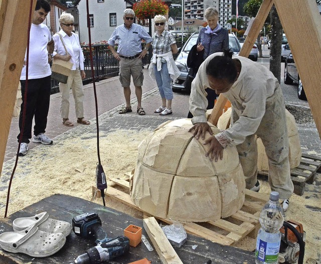 Auch im kommenden Sommer werden die Pa...r Skulptur ber die Schulter schauen.   | Foto: Sebastian Barthmes