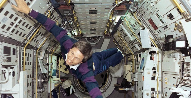Ulrich Walter schwebt durchs Spacelab.  Links: Start des Space Shuttle 