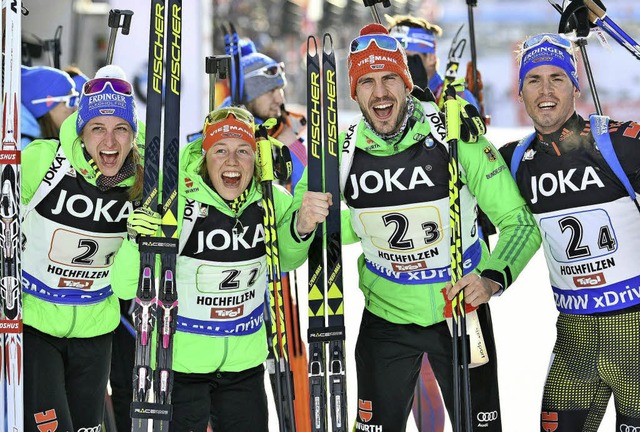 Team-Weltmeister (von links): Vanessa ...eier, Arnd Peiffer und Simon Schempp.   | Foto: dpa