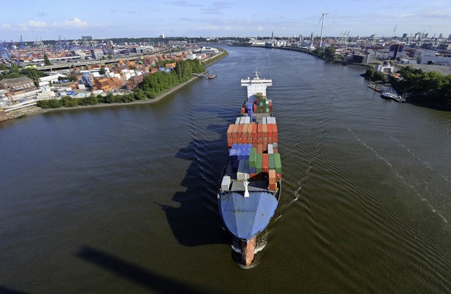 Auf dem Weg zum Hafen  &#8211; ein Containerfrachter auf der Elbe   | Foto: dpa
