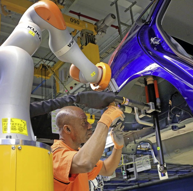 Bei Ford arbeiten in der Automontage Mensch und Maschine zusammen.  | Foto: dpa