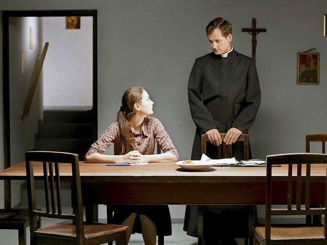 Gebannt lauscht Maria (Lea von Acken) Pater Webers (Florian Stetter) Worten.   | Foto: swr