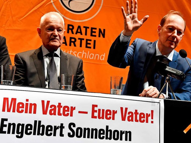 Martin Sonneborn (rechts) stellt am Do...tei fr die Bundesprsidentenwahl vor.  | Foto: dpa