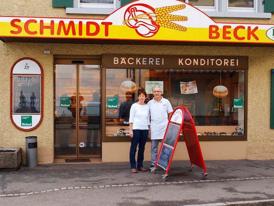 Sigrund und Bernhard Schmidt vor ihrem...ertrauten Backwarengeschäft in Haagen.  | Foto: Paul Schleer