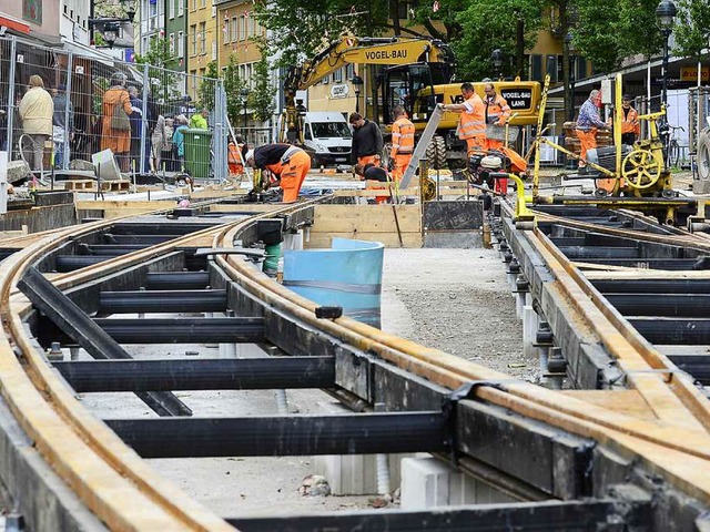 Die neuen Straenbahnschienen im Zentr... Matten gesetzt und in Beton gebettet.  | Foto: Ingo Schneider