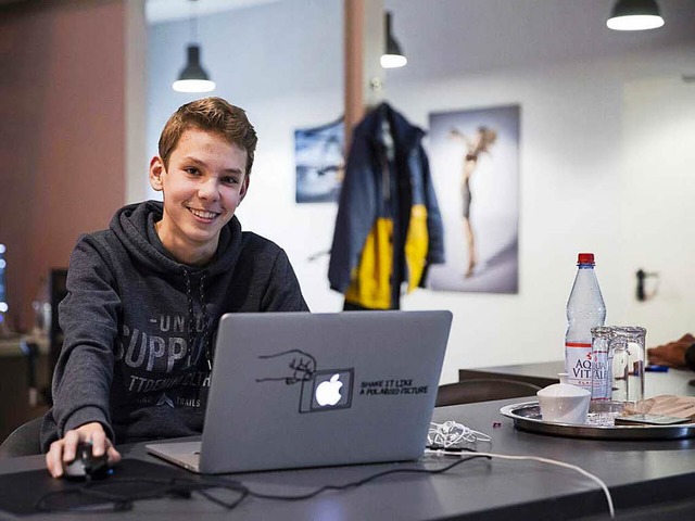 Das ist Manuel, wie er glcklich an seinem Arbeitsplatz im Fotostudio sitzt.  | Foto: Privat