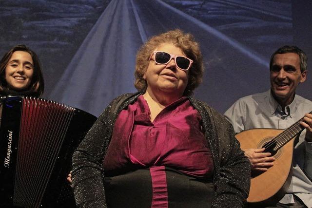 Dunkelkonzert und Bildershow mit der blinden Legende Dona Ros aus Lissabon und Ensemlbe in der Spitalkirche Spitalkirche