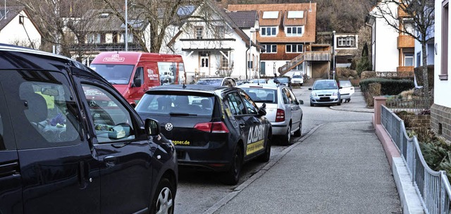 Die Parksituation in der Schlossbergst...h mal ein Kind ber die Strae rennt.   | Foto: Gabriele Zahn