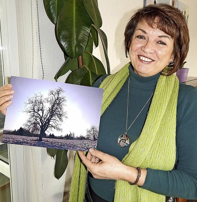 Marlise Bassfeld aus Brasilien mit &#8222;ihrem&#8220; Baum   | Foto: Claudia gempp