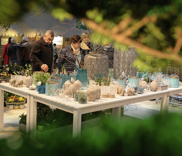 Vasen und Wichtel: Auf der Messe Gartentrume gibt es einiges zu schauen.   | Foto: Rita Eggstein