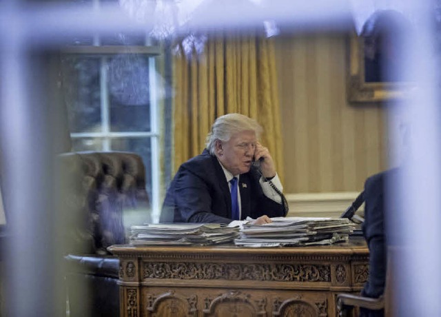 Ausnahmsweise ganz konventionell am Telefon: US-Prsident Donald Trump  | Foto: dpa