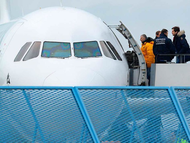 Zurck mit dem Flugzeug: Abschiebung a...r auf dem Baden-Airport bei Sllingen   | Foto: dpa