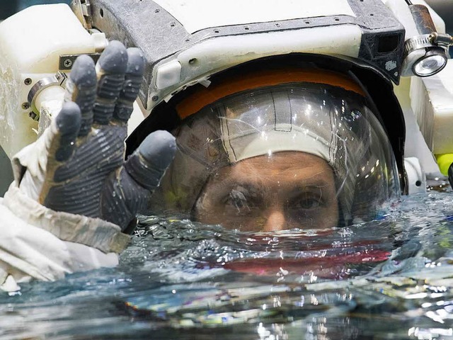 Aquanaut: Die Bewegung in der Schwerel...eit bt man am besten im Tauchbecken.   | Foto: ESA (2)/dpa/HE Space Operations