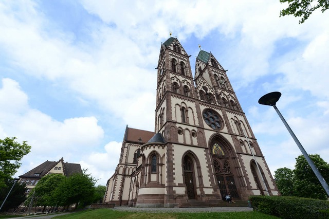 Die Hebelschule (hinten links) grenzt an den Sthlinger Kirchplatz an.  | Foto: Ingo Schneider