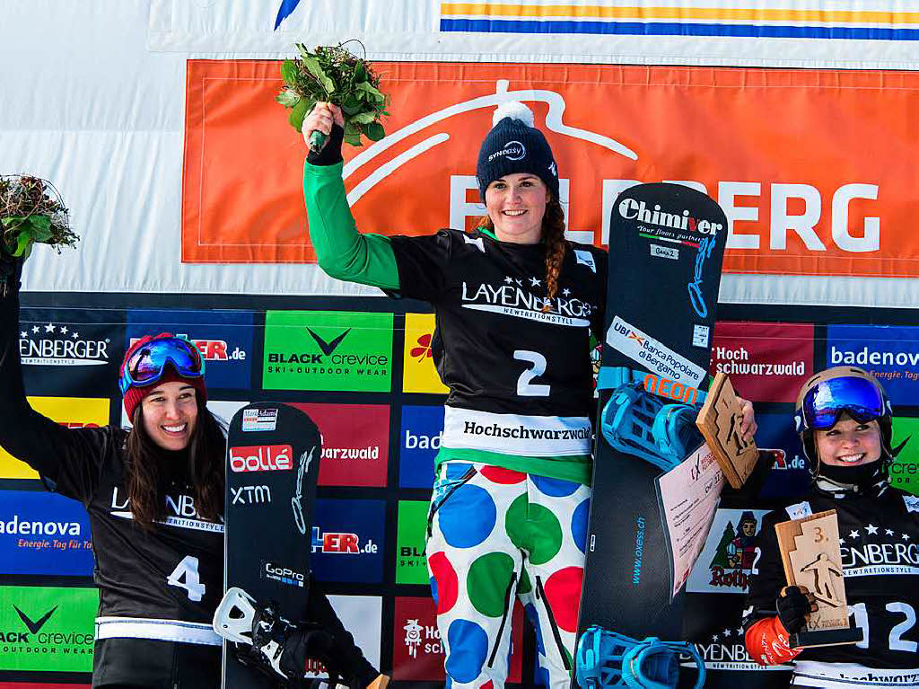 Siegerin Michela Moioli aus Italien jubelt beim Snowboard Cross Weltcup mit der zweitplazierten Belle Brockhoff (links)aus Australien und der drittplazierten Meryeta Odine aus Kanada.