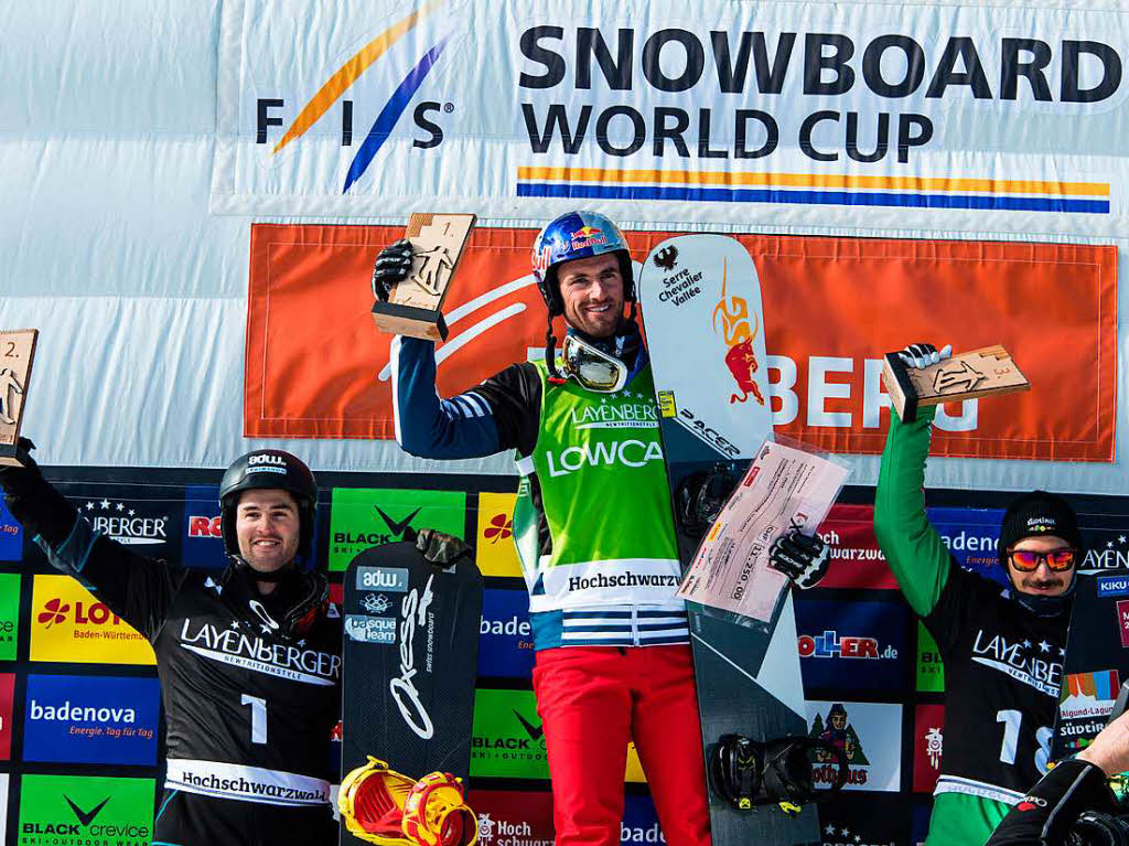 Der zweitplazierte Lucas Eguibar aus Spanien, Sieger Pierre Vaultier aus Frankreich und der drittplazierte Omar Visintin aus Italien (links nach rechts) jubeln beim Snowboard Cross Weltcup.