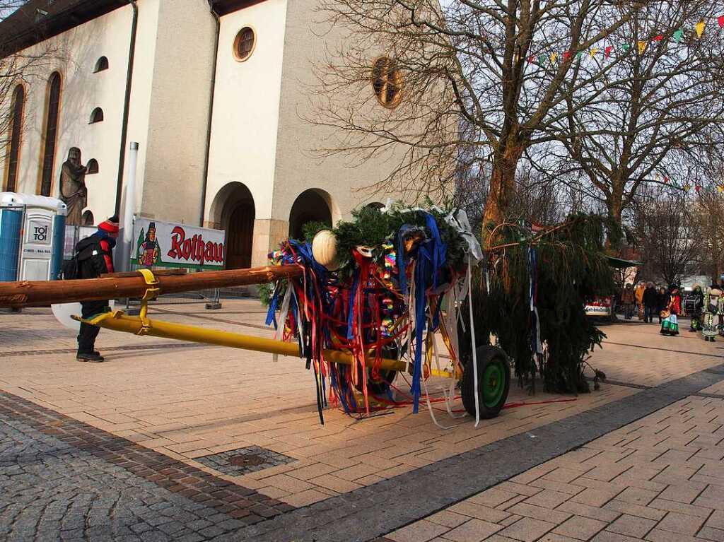 Am Sonntag um 13.33 Uhr setzt sich der groe Umzug mit ber 65 Gruppen und 3000 Hstrgern in Bewegung.