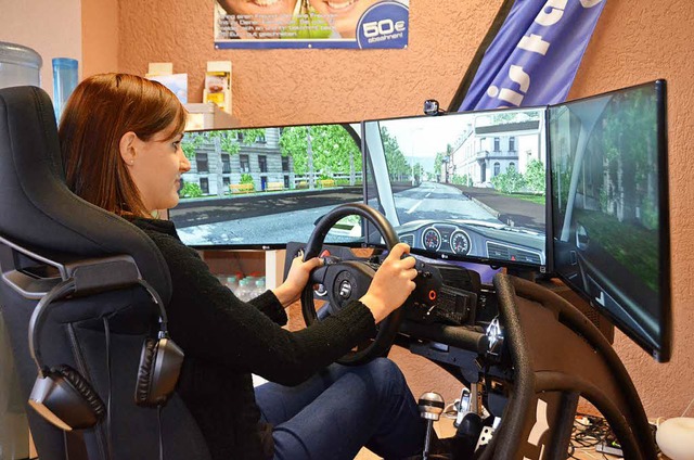 Ganz konzentriert: BZ-Redakteurin Elena Bischoff im Fahrsimulator  | Foto: Elena Bischoff