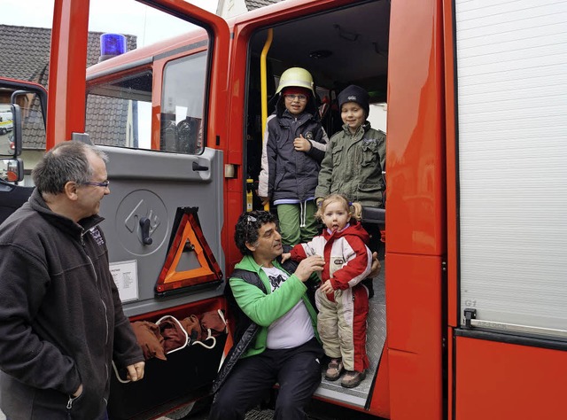Die Fahrten im Feuerwehrauto waren beim Aktionstag der Renner fr die Kleinen.   | Foto: Hartenstein