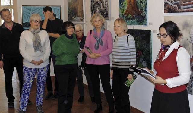 Kuratorin Elena Romanzin (rechts) fhrte die Besucher durch den Grand Salon.   | Foto: Michael Gottstein