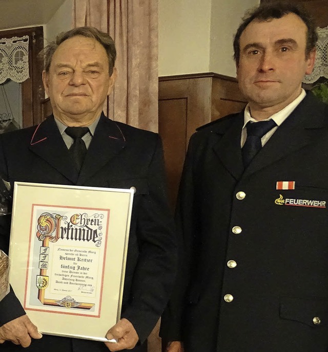 50 Jahre bei der Feuerwehr:  Helmut Kr... Abteilungskommandanten Martin Huber    | Foto: Susanne Schleinzer-Bilal