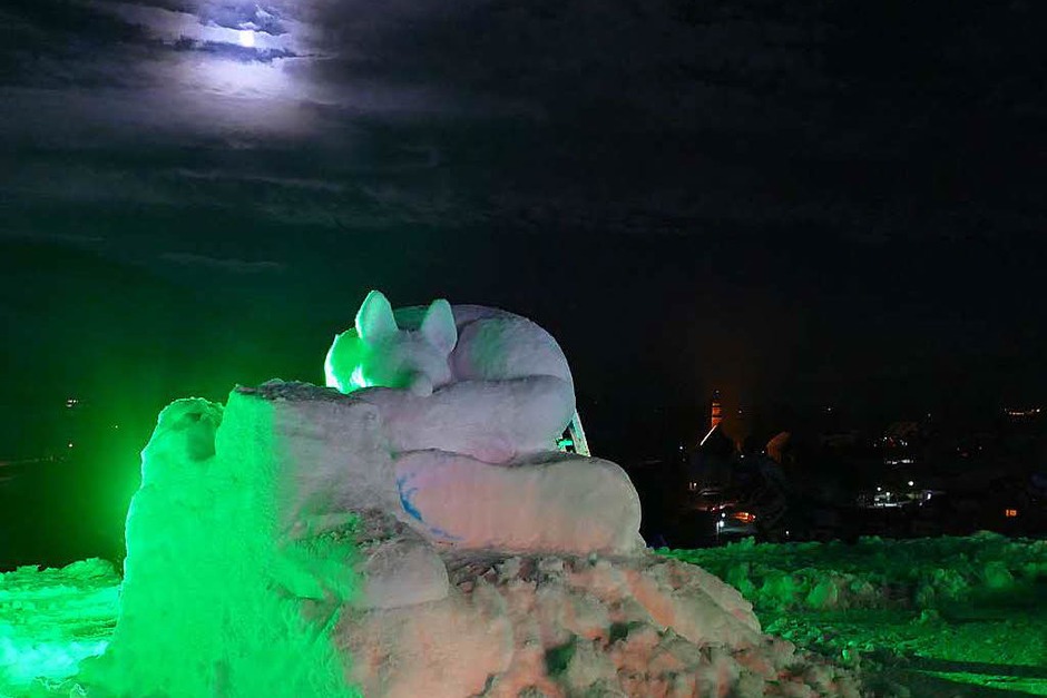 Nachts wurden die Schneeskulpturen in unterschiedlichen Farben beleuchtet. (Foto: Sebastian Barthmes) Nachts wurden die Schneeskulpturen in unterschiedlichen Farben beleuchtet. (Foto: Sebastian Barthmes)