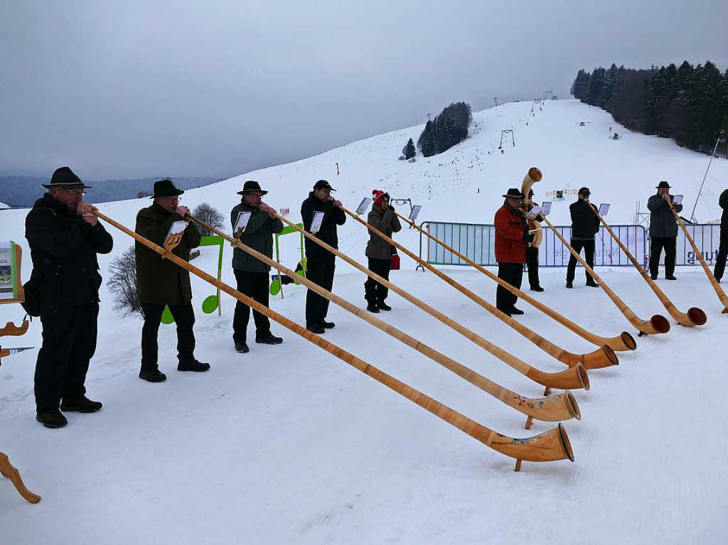 Auch Alphornblser umrahmten die Erffnung des ersten SChwarzwlder Schneeskulpturenfestivals.